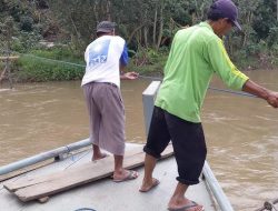 Akses Terputus! Jembatan Penghubung di Sungai Ambawang Ambruk