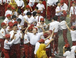 Hujan Tak Surutkan Semangat, SDN 005 Sungai Raya Gelar Apel Senin Penuh Khidmat