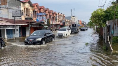 Hujan Deras Guyur Pekanbaru, Jalan Paus Kembali Dikepung Genangan Air