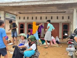 Ibu Korban Banjir Tapteng Perjuangkan Baju Lebaran Anak